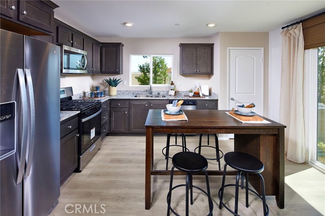 Detail Gallery Image 6 of 17 For 14966 Decarlo Dr, Adelanto,  CA 92301 - 4 Beds | 3 Baths