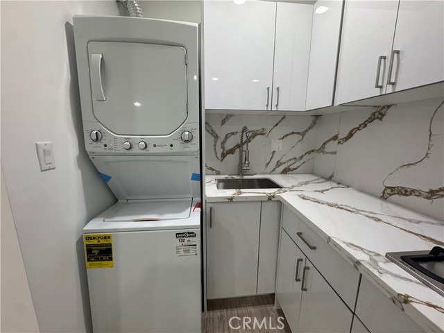 Detail Gallery Image 9 of 10 For 4914 Hesperia, Encino,  CA 91316 - 2 Beds | 2 Baths