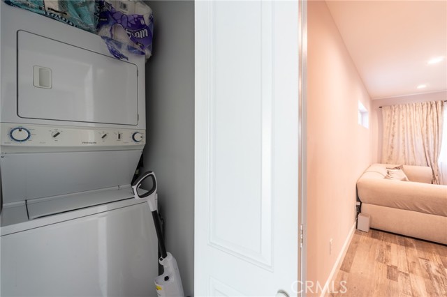 Detail Gallery Image 9 of 21 For 7647 Amestoy Ave, Van Nuys,  CA 91406 - 2 Beds | 2 Baths