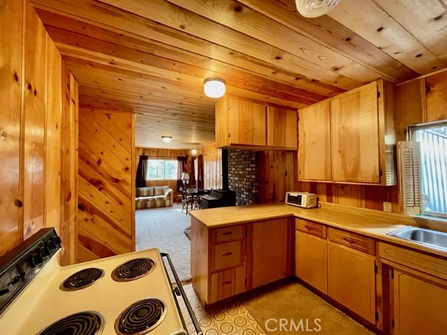 Kitchen showing bar