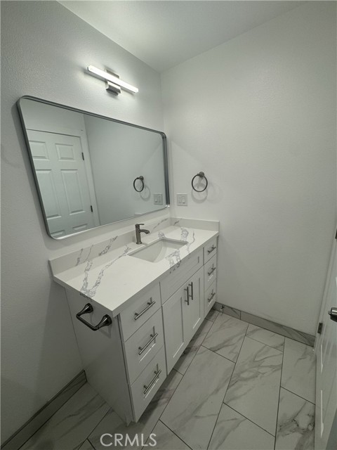 Detail Gallery Image 8 of 12 For 11624 208th, Lakewood,  CA 90715 - 3 Beds | 2 Baths