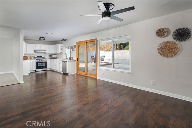 Detail Gallery Image 16 of 33 For 26947 Las Mananitas Dr, Valencia,  CA 91354 - 4 Beds | 3 Baths