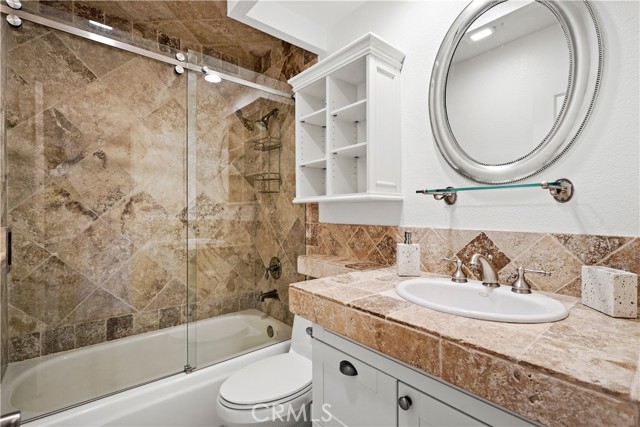 Detail Gallery Image 16 of 28 For 18409 Collins Street #D,  Tarzana,  CA 91356 - 2 Beds | 2/1 Baths