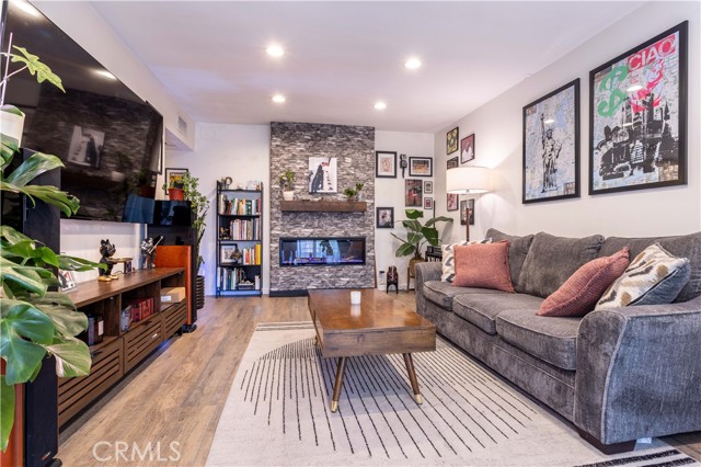 18307 Burbank Boulevard, Tarzana CA: https://media.crmls.org/medias/6a7ff600-0946-4da3-9495-243dd2c702c5.jpg
