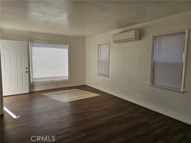 114 S Kellogg Street, Lake Elsinore CA: https://media.crmls.org/medias/6a802daf-3f10-4709-a6c6-5131f612cdf8.jpg