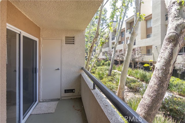 Detail Gallery Image 9 of 21 For 21500 Burbank Blvd #126,  Woodland Hills,  CA 91367 - 1 Beds | 1 Baths