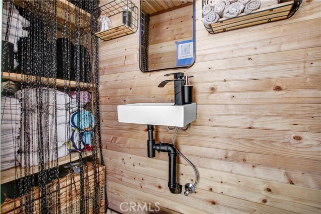 20200 Clark Street, Woodland Hills CA: https://media.crmls.org/medias/6a8692af-573e-4210-90fc-7a44769dac41.jpg
