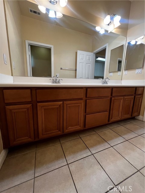 7090 Cottage Grove Drive, Eastvale CA: https://media.crmls.org/medias/6a887378-ab07-4e57-b972-d4e6cb52eab8.jpg