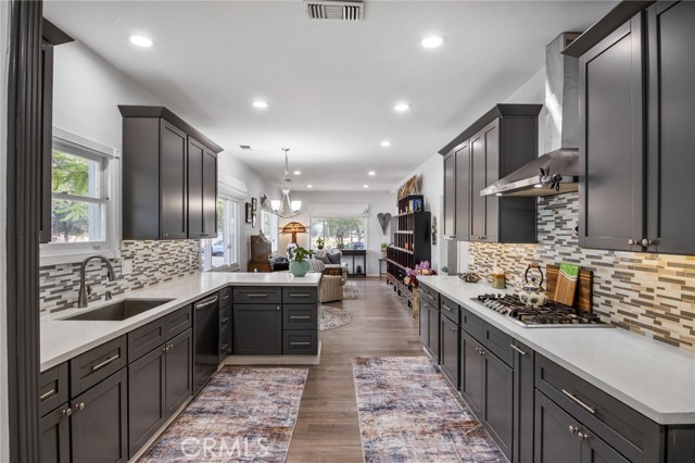 Detail Gallery Image 17 of 52 For 1007 Rose Ave, Pasadena,  CA 91107 - 4 Beds | 3 Baths