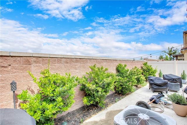 15730 Moonflower Avenue, Chino CA: https://media.crmls.org/medias/6a8a14e5-5562-441d-be54-b213e60e1bd4.jpg