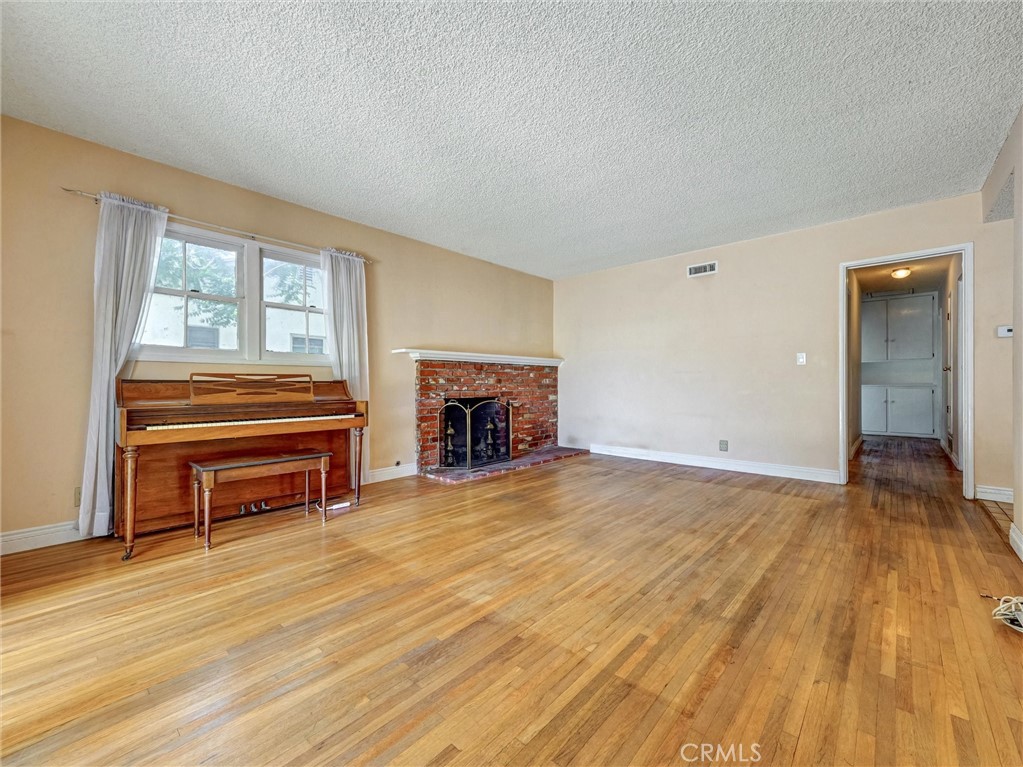 MLS #OC25158364 img 4