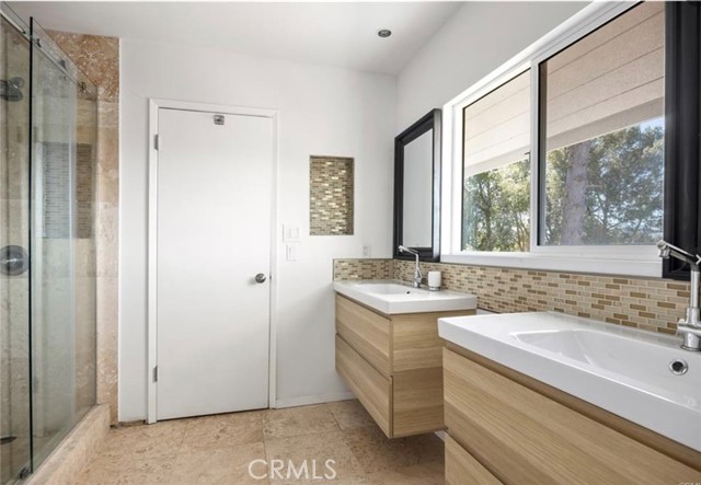 Detail Gallery Image 23 of 28 For 5177 Medina Rd, Woodland Hills,  CA 91364 - 3 Beds | 3 Baths