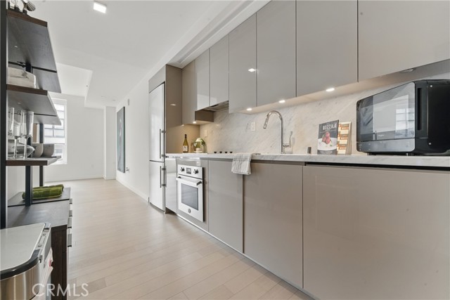 1050 S Grand Avenue, Los Angeles CA: https://media.crmls.org/medias/6a8db6ca-16da-4692-acb8-b999c7fd59f1.jpg