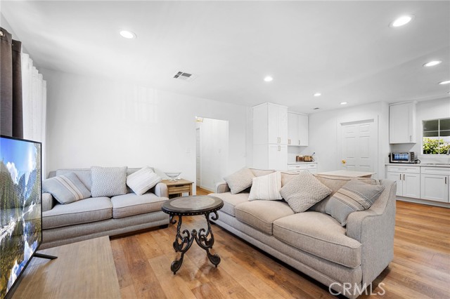 Detail Gallery Image 8 of 34 For 7577 Valaho Dr, Tujunga,  CA 91042 - 3 Beds | 3 Baths