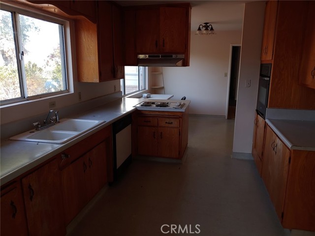 13050 Carter Lane, Clearlake CA: https://media.crmls.org/medias/6a8f7d14-3147-46a1-98af-c495d137d43c.jpg