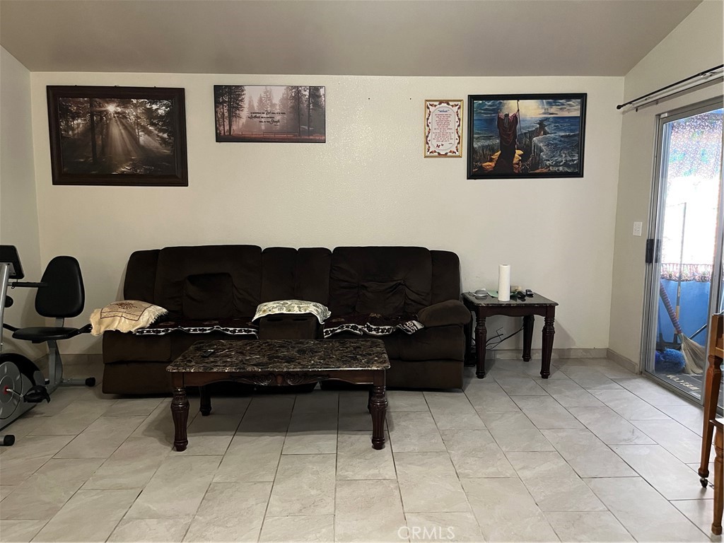 https://media.crmls.org/medias/6a944f77-9dc5-47ed-b78d-d3c757608dba.jpg?preset=X-Large