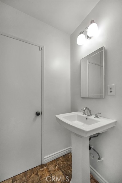 Detail Gallery Image 20 of 52 For 18419 Linnet, Tarzana,  CA 91356 - 3 Beds | 3 Baths