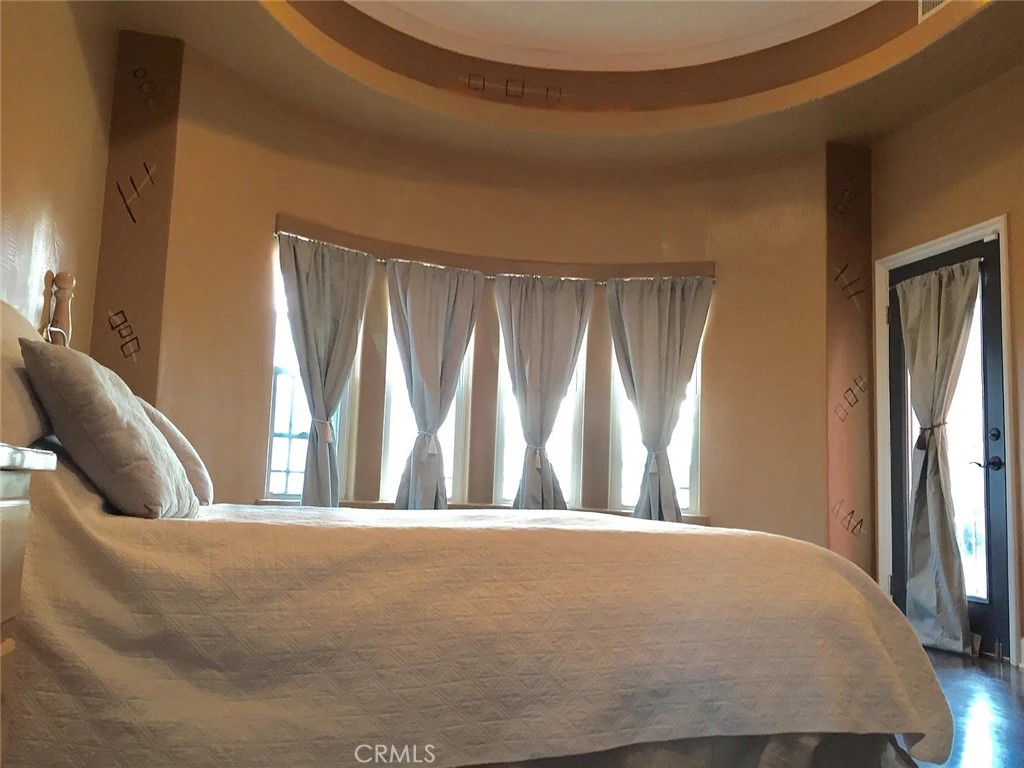 https://media.crmls.org/medias/6a976b95-cd9e-4b18-bc29-99161f066d20.jpg?preset=X-Large