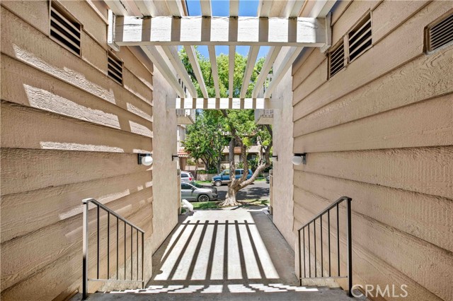456 E San Jose Avenue, Burbank CA: https://media.crmls.org/medias/6a9a006d-29d5-469f-9c6d-12ce62a611a7.jpg