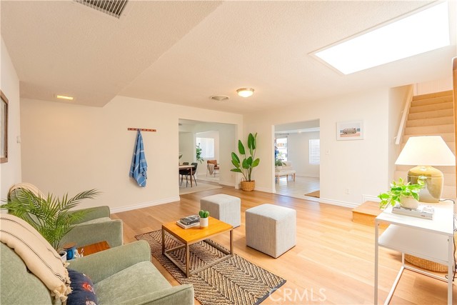 Detail Gallery Image 3 of 25 For 19945 Labrador St, Chatsworth,  CA 91311 - 5 Beds | 4 Baths