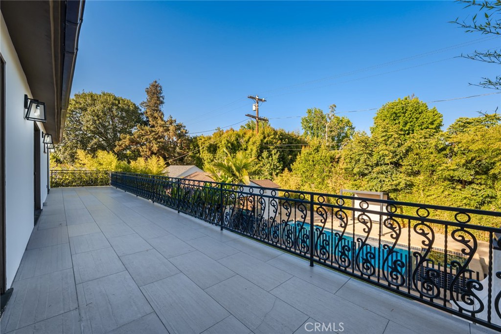 https://media.crmls.org/medias/6a9c0f2d-79d4-4c64-b892-25006c685baf.jpg?preset=X-Large