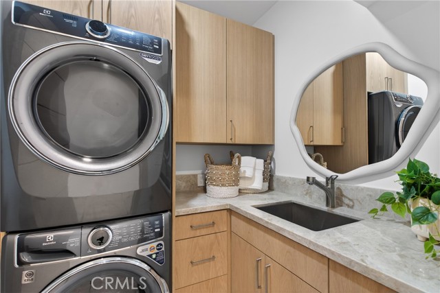 Detail Gallery Image 28 of 58 For 520 11th St, Huntington Beach,  CA 92648 - 3 Beds | 3/1 Baths