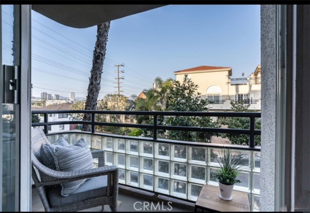 1819 Holmby Avenue, Los Angeles CA: https://media.crmls.org/medias/6a9f2f42-814f-448f-a664-da39043c1435.jpg