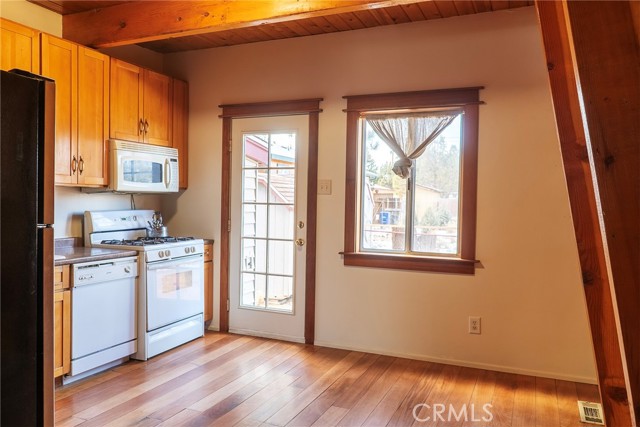 Detail Gallery Image 4 of 31 For 829 Hart Ln, Big Bear City,  CA 92314 - 2 Beds | 1/1 Baths