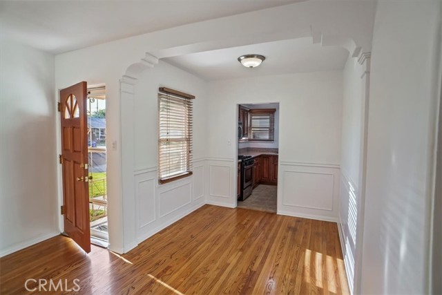 2026 N Evergreen Street, Burbank CA: https://media.crmls.org/medias/6aa3b364-e144-49ba-a366-80690edad2b2.jpg