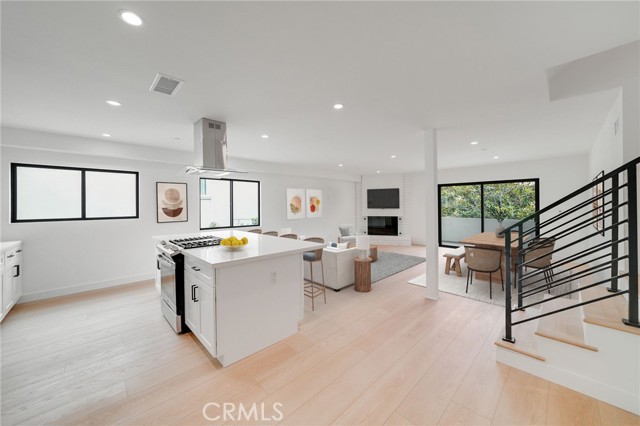 Detail Gallery Image 3 of 13 For 1334 9th St, Santa Monica,  CA 90401 - 3 Beds | 2 Baths