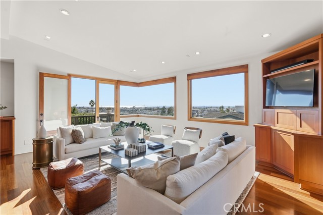 Detail Gallery Image 4 of 37 For 624 6th St, Manhattan Beach,  CA 90266 - 5 Beds | 4 Baths