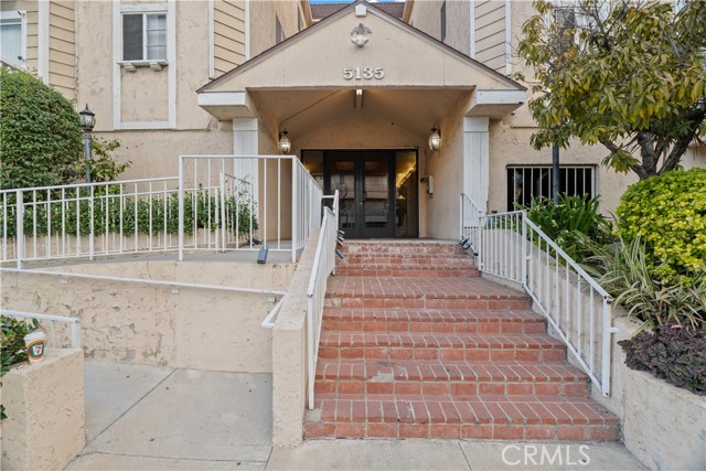 Detail Gallery Image 4 of 45 For 5135 Zelzah Ave #201,  Encino,  CA 91316 - 2 Beds | 2 Baths