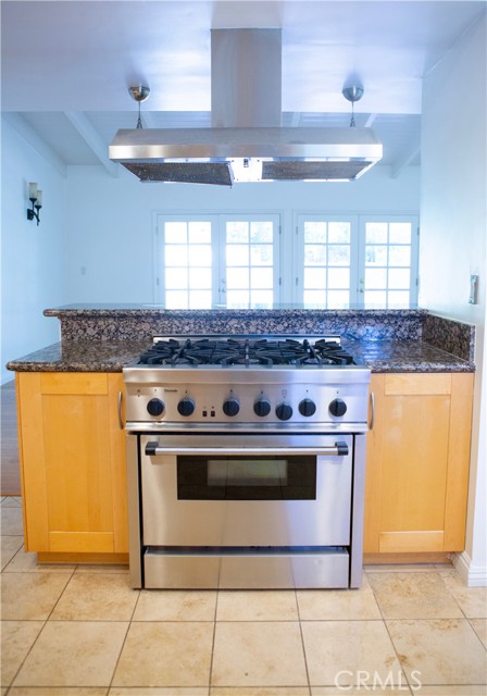 Detail Gallery Image 9 of 38 For 5200 Valley Circle Bld, Woodland Hills,  CA 91367 - 3 Beds | 3 Baths