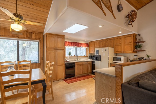 Detail Gallery Image 11 of 33 For 42324 Paramount, Big Bear Lake,  CA 92315 - 3 Beds | 2 Baths