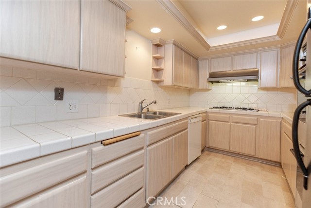 Detail Gallery Image 13 of 35 For 1854 S Beverly Glen Bld #204,  –,  CA 90025 - 2 Beds | 2 Baths