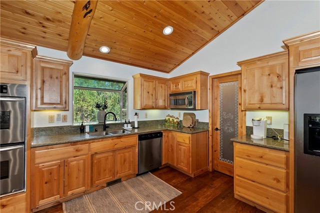 Detail Gallery Image 14 of 63 For 1010 Heritage Trl, Big Bear City,  CA 92314 - 4 Beds | 4 Baths
