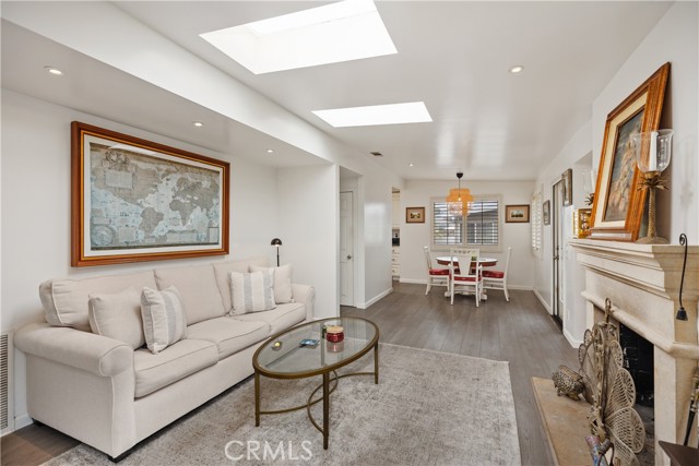 103 Yorktown, Newport Beach CA: https://media.crmls.org/medias/6ab31fda-0c02-4cdf-9c5e-39d5d45bc693.jpg