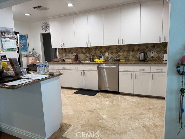 Detail Gallery Image 6 of 10 For 19046 Friar St, Tarzana,  CA 91335 - 4 Beds | 2 Baths