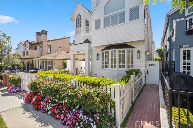 439 1/2 Carnation Avenue, Corona del Mar CA: https://media.crmls.org/medias/6ab9a40d-aa61-44a5-899f-b96ce35b9413.jpg