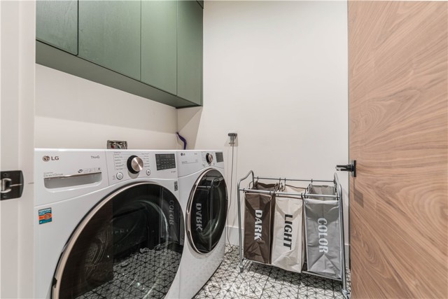 Detail Gallery Image 21 of 46 For 5075 Enfield, Encino,  CA 91316 - 4 Beds | 5 Baths