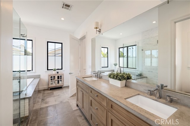 2001 Oak Avenue, Manhattan Beach, California 90266, 5 Bedrooms Bedrooms, ,5 BathroomsBathrooms,Residential,For Sale,Oak,SB25183354