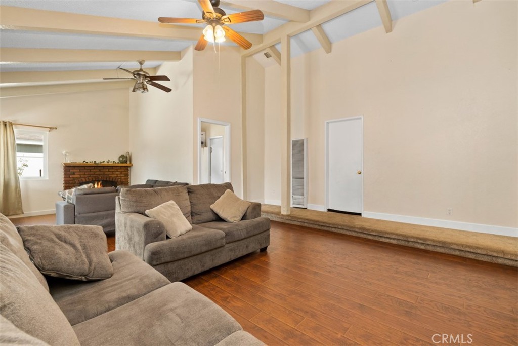 1523 W 12th Street