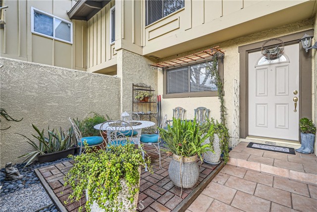 Detail Gallery Image 2 of 13 For 2604 N Tustin Ave #C,  Santa Ana,  CA 92705 - 4 Beds | 2/1 Baths
