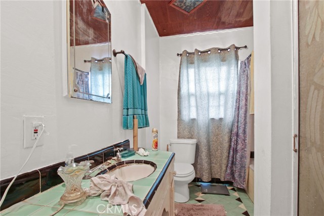 159 E 105th Street, Los Angeles CA: https://media.crmls.org/medias/6abd2fde-2e3e-4ff4-9859-6df0ad452a62.jpg