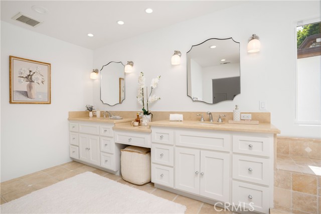 1247 Journeys End Drive, La Canada Flintridge CA: https://media.crmls.org/medias/6abeb343-e8ff-4d3f-a60c-a8f5558966fe.jpg