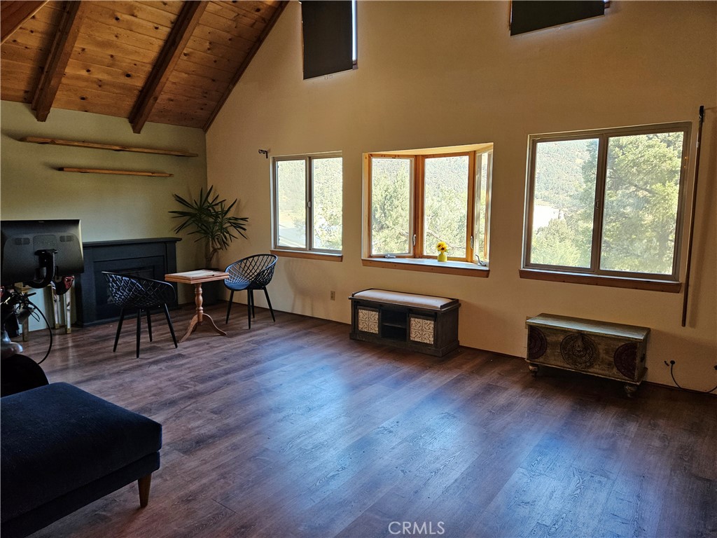https://media.crmls.org/medias/6abef40c-9cd8-44f2-b2ac-5683053b774f.jpg?preset=X-Large