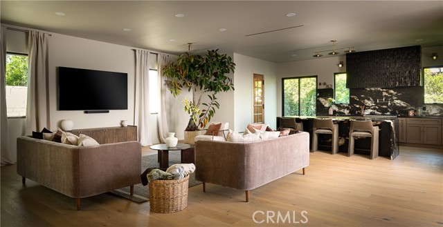 Detail Gallery Image 11 of 64 For 15719 Hartsook, Encino,  CA 91436 - 4 Beds | 4/1 Baths