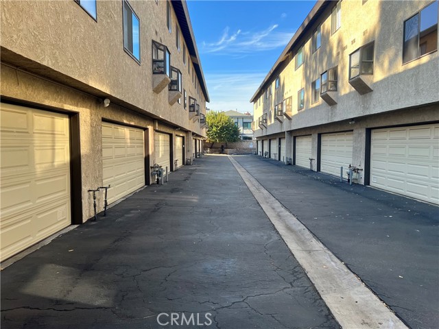 Detail Gallery Image 5 of 10 For 19230 Wyandotte #14,  Reseda,  CA 91335 - 3 Beds | 3 Baths