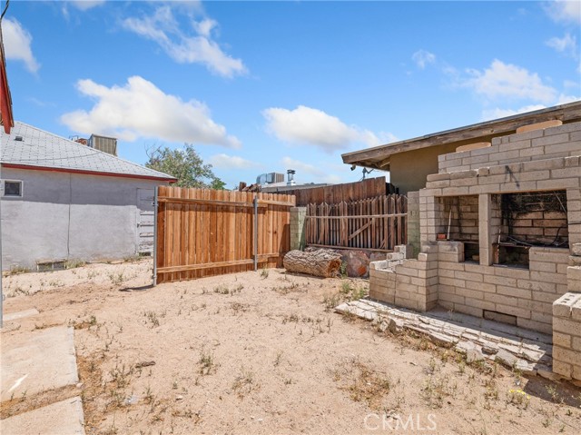 1040 Flora Street, Barstow CA: https://media.crmls.org/medias/6ac36bc7-cffd-4bf9-9741-cd3285023abf.jpg