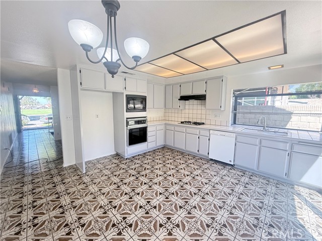 Detail Gallery Image 2 of 11 For 46 Christamon, Irvine,  CA 92620 - 4 Beds | 2/1 Baths